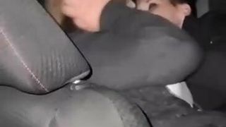 Lesbianas besándose en el asiento trasero