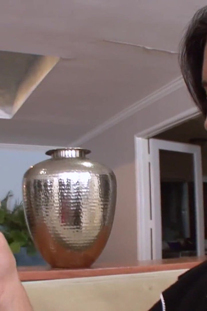 Orta yaşlı seksi kadın bir genç kıza ders verecek çünkü onu sigara içerken yakaladı