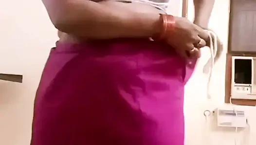 Latha si istri super semok india lagi pamer tubuh bugilnya sambil pamer pantat bahenolnya!