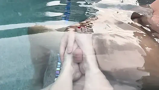 Footjob di kolam renang sampai dicrot di bawah air