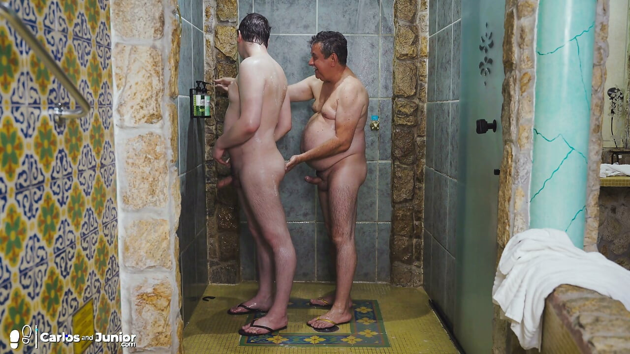 Velho tomando banho com garoto