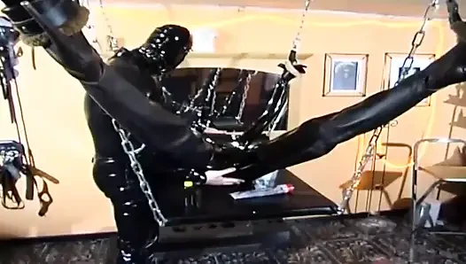Lateksli maskeli kızla bdsm