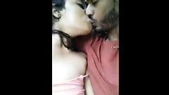 インド人ホットなインド人女の子が車の中でセックス