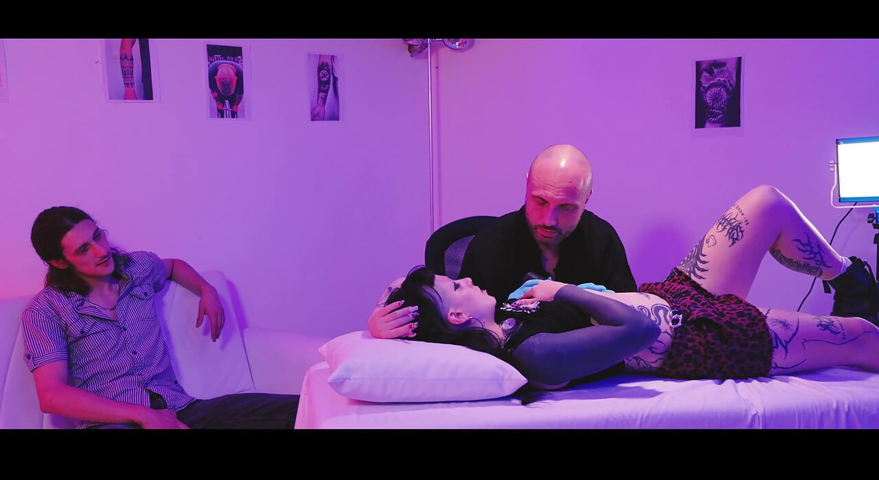 רגיש - ברונטית והחבר שלה רוצים לעבור עבירה וללכת למקעקע לזיין אותו באורגיית שלישייה