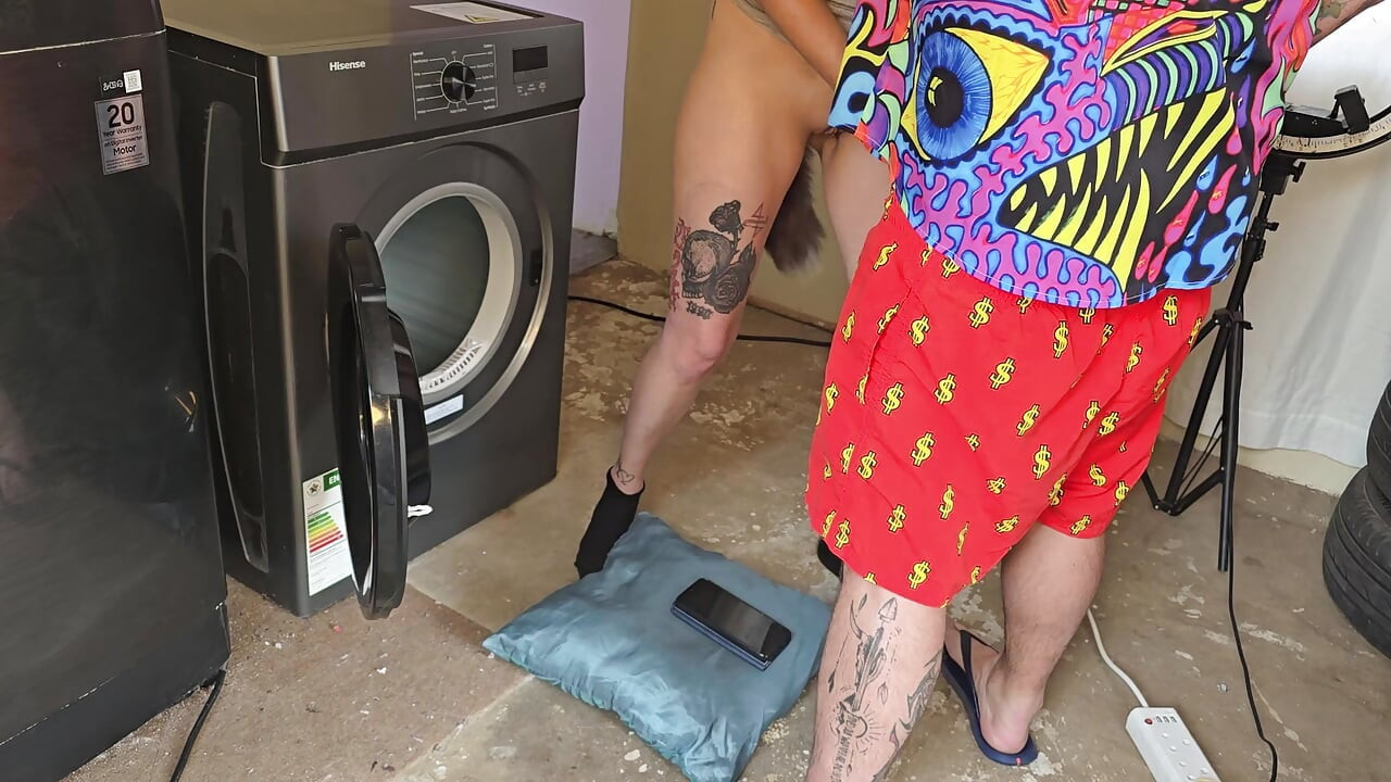 Siskopuoli jäi jumiin pesukoneeseen, piti vain nussia hänen kukkivaa pilluaan