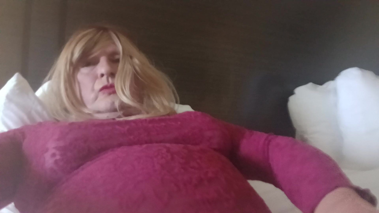 Erkekler arasında Madisongurl.  Yatağımda rahatlıyorum.