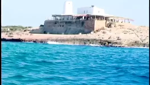 Maedels spielen am Strand