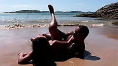 Seksi latina simona sürmek siyah horoz üzerinde the plaj