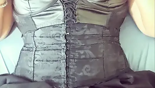 Gadis gotik ini lagi sange berat dan pengen banget mainin toket besarnya