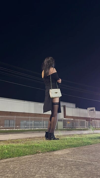 Asiatisk cross dresser hora leker med röv på en offentlig gata