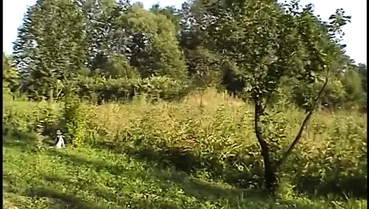 Cewek semok rambut pirang ini lagi asik muasin memeknya pakai mainan seks dan dientot habis-habisan pakai pisang