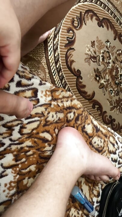 Homem gordo deitado no sofá mostra o bumbum e goza sem as mãos, muito gozo, gozo, pênis não circuncidado