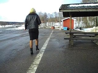 Кроссдрессер на улице в Швеции