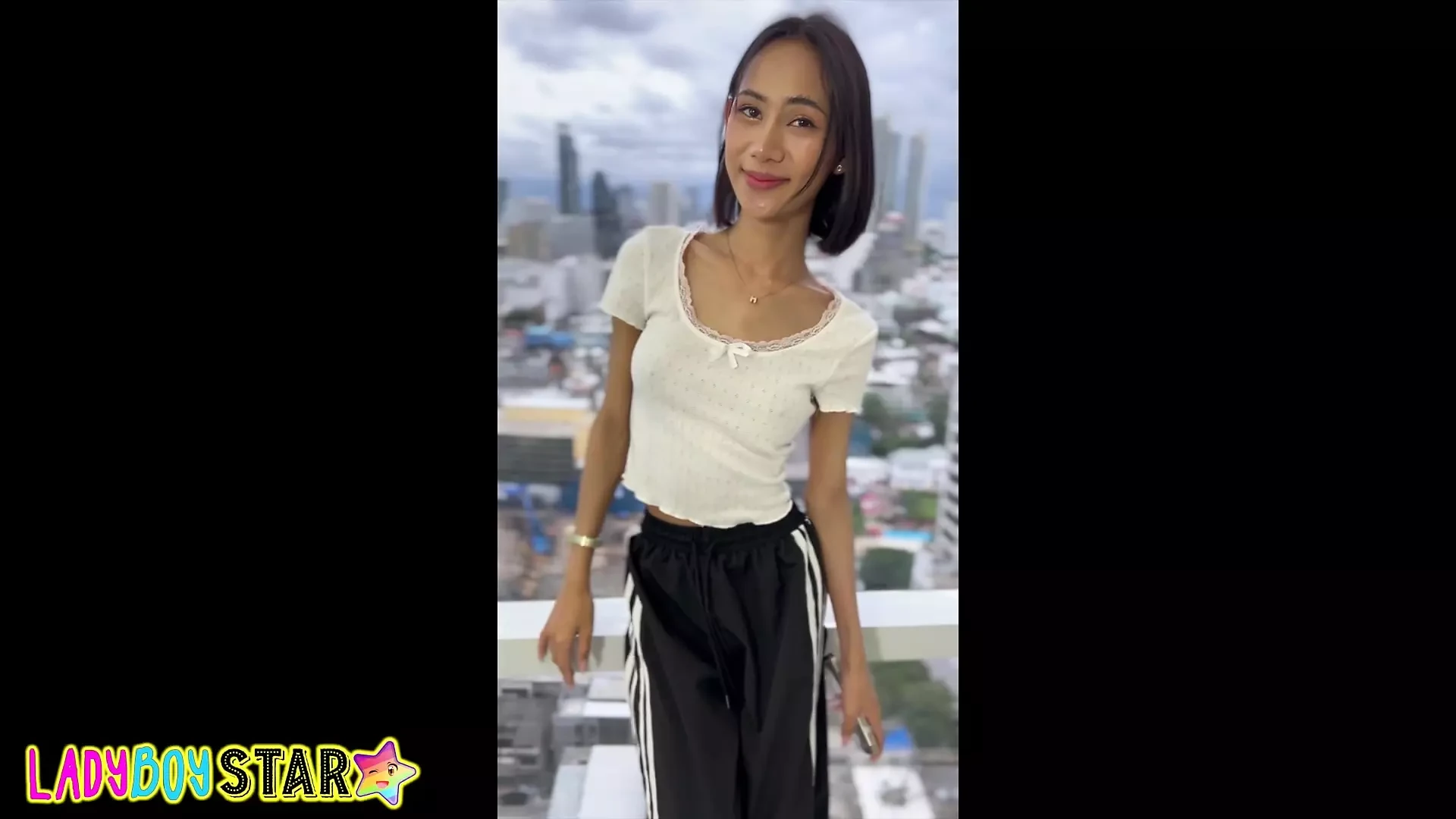 Ladyboystar - Analsex och en het ansiktsbehandling med en sensationell tunn ladyboy