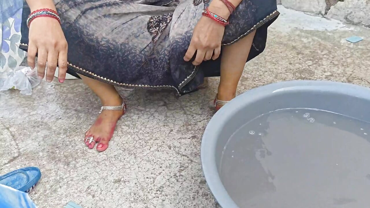 Bhabhi ko field mai kapde dhote samay mud marwai