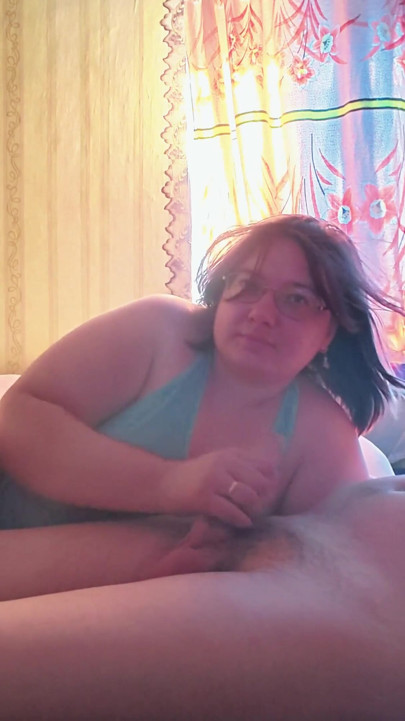4k - chica con gafas chupa gran polla juega con el culo a cuatro patas traga semen | Clip 1