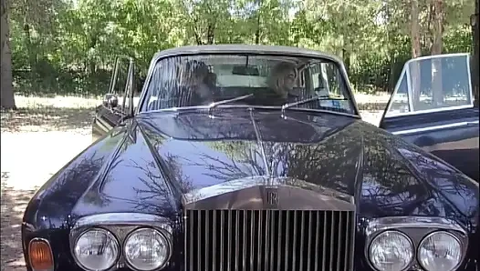 Zum Jubiläum Schenkt Er Ihr Eine Roll-royce-fahrt Und Einen Ring, Und Sie Erwidert Sie Mit Einem Blowjob