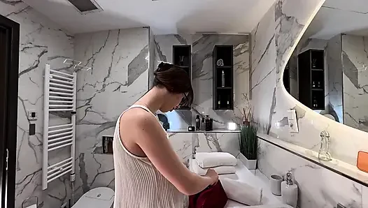Kısa etekli ve külotlu uzun bacaklı inek üniversiteli kız banyoda gösteriş yapıyor