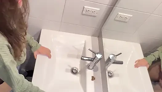 Kocam mutfaktayken banyoda seks yapıyoruz