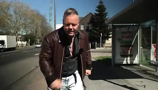 Beyaz tenli, sevimli genç sokaktan balık tuttu