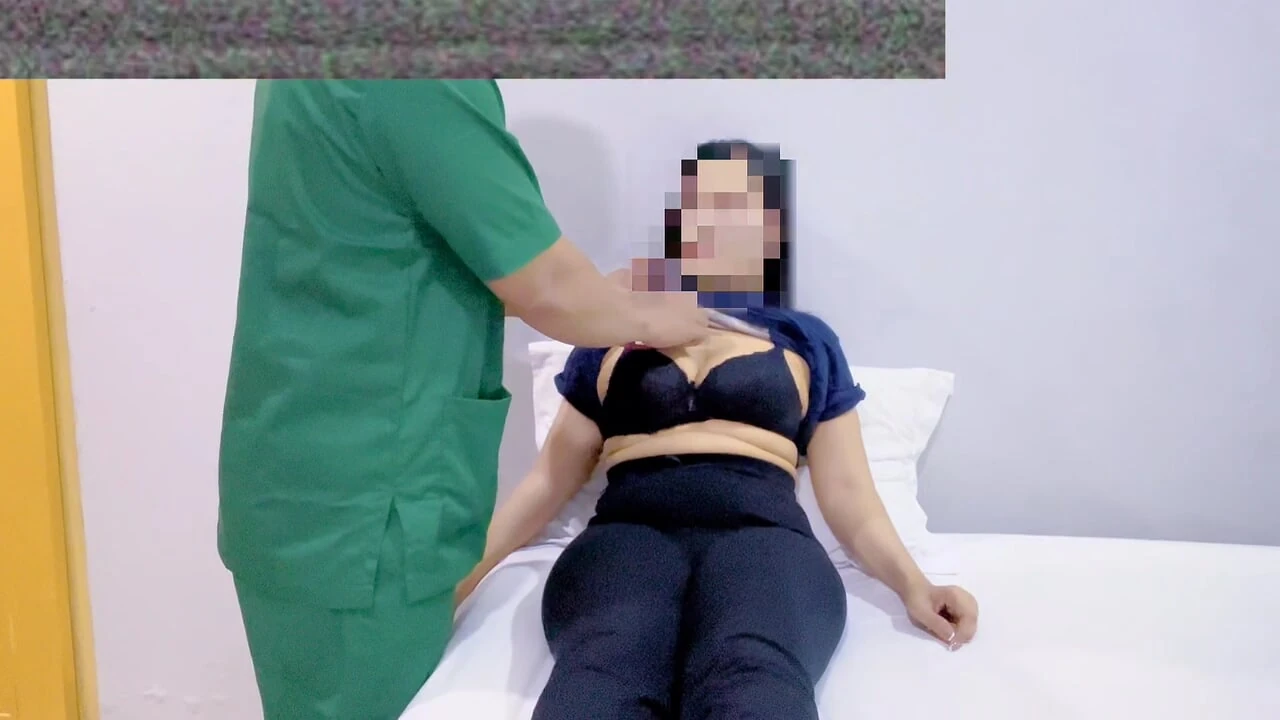 Consultare un medico perché il seno è spesso indurito e solletico, ma invece sono entot nella sala d'esame