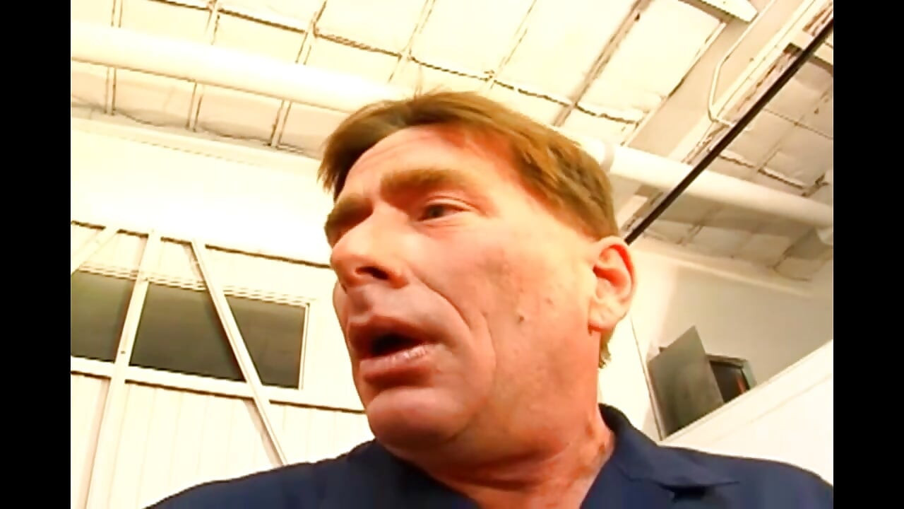 Gangbang liar gila untuk pelacur cantik berambut cokelat