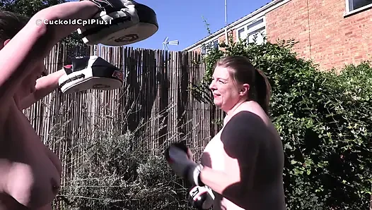 Nackte Boxercise Im Garten