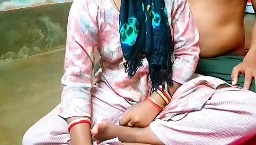 Hintli köylü kadın sevgilisiyle göğüslerini gösteriyor