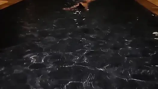 Heiße ehefrau riskiert, nachts im öffentlichen pool zu ficken