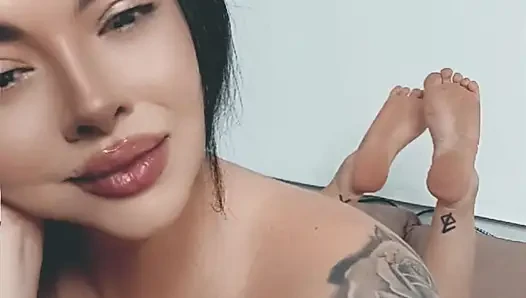 Поклонение госпоже LiliKitten идеальному телу и изгибам