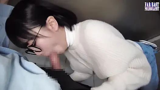 Tatlı gözlüklü tatlılar tembel bir günde sonsuz gulp mutluluk içinde sıcak damlaların tadını çıkarıyor -bölüm.1