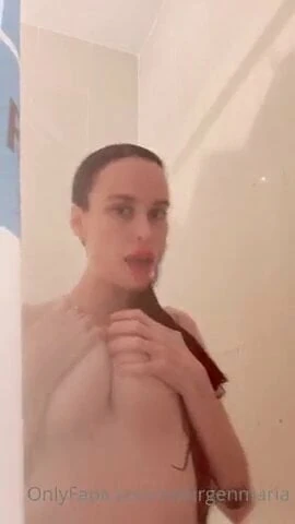 Maria este complet goală la duș