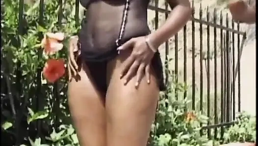 Красивую черную милфу трахнул раком и кончил на лицо хуище