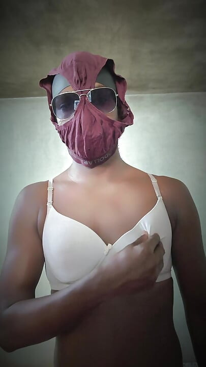 TS Azzy robi masturbację ręczną masturbacją z prezerwatywą