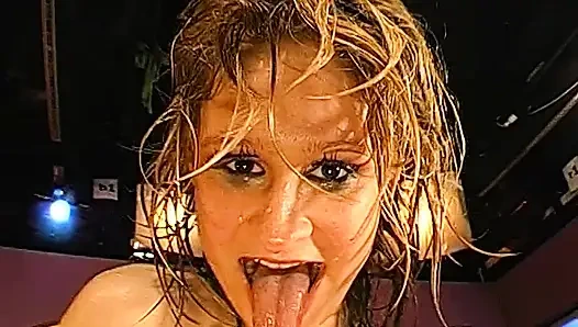 Ggg - Блондинка Писающая Шлюшка Глубоко Заглатывает И Получает Промок