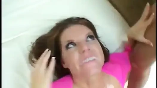 Pembe giyinmiş sevimli kayla sert sikiliyor ve göğüsleri dölleniyor