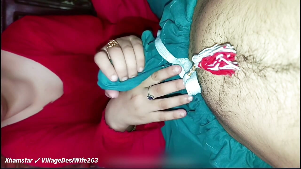 Mi sexy esposa disfruta con mi gran polla jugando con el trabajo de mano tan lechosa de tetas