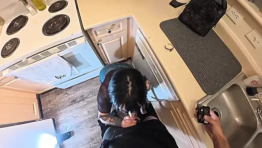 Kakak tiri sekamar gotik dicrot di dapur sementara istriku di kamar lain