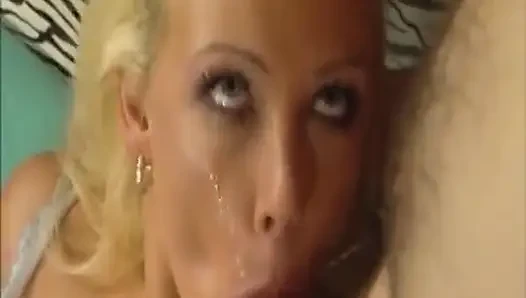 Aksi hardcore liar - pelacur sange ini dientot habis-habisan sampai dicrot di muka
