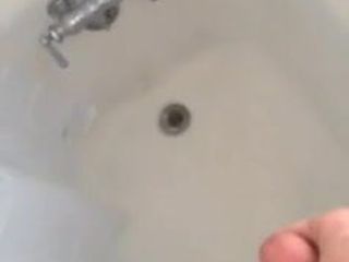 Szarpanie się i orgazm pod prysznicem