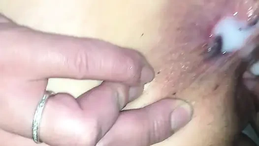 Üvey kız kardeş sürtük üvey erkek kardeşinin tatlı küçük göt deliğine boşalmasına izin veriyor