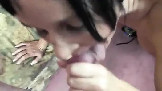 Randy si cewek sange rambut cokelat lagi asik nyepong kontol sampai dicrot di mulut