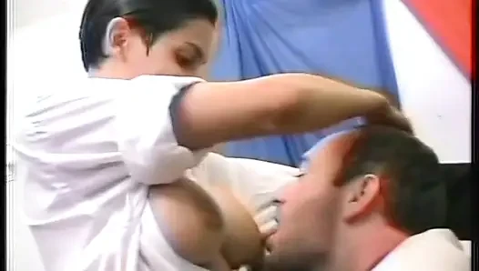 Çoraplı büyük memeli sekreter götünü düzgün bir şekilde sikiyor