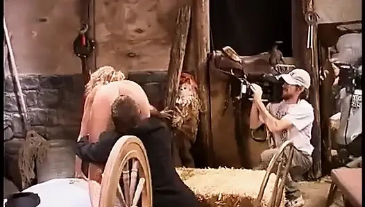 Heiße pornostars in aktion während der filme in innenräumen