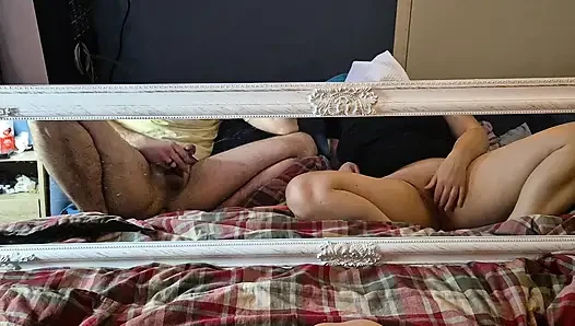 Aynanın önünde birlikte mastürbasyon yapıyor