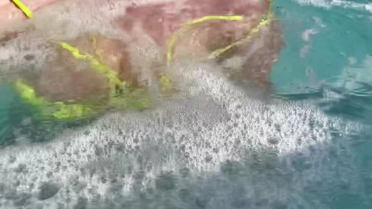 ארטמיסיה לאב מציגה את הציצים הגדולים והעסיסיים שלה מתחת למים בשבילך לובשת ביקיני סקסי