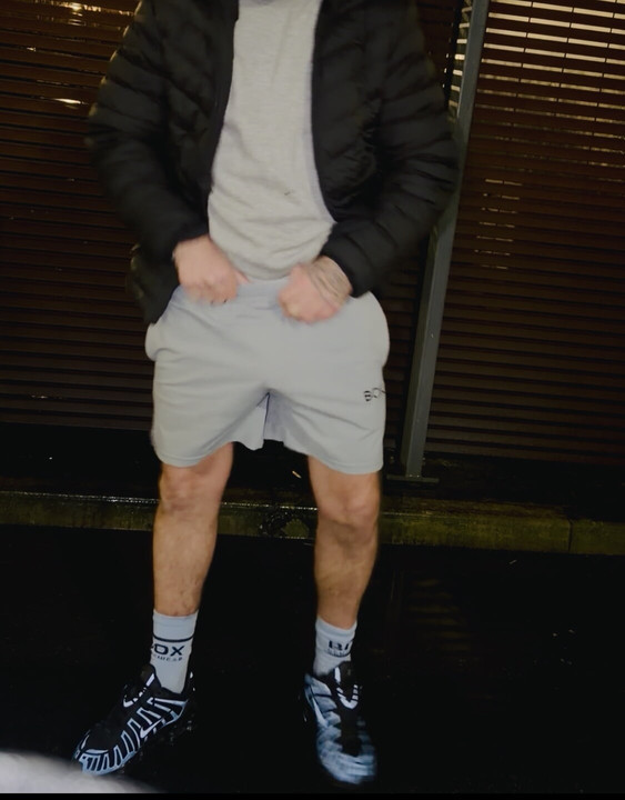 Leon'un herkesin içinde tek fit yarak halkası takarak canavar yarağını çekmesini ve patronun kim olduğunu herkese göstermesini izleyin