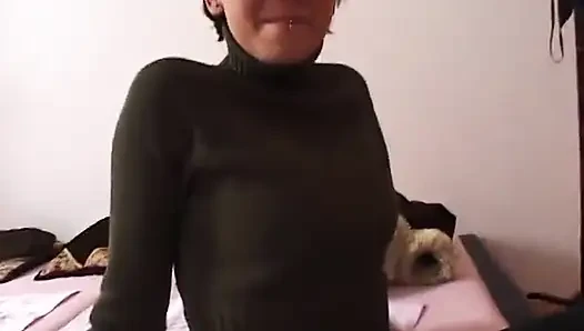 Mastürbasyon yapan esmer genç kız tek başına azdırıyor