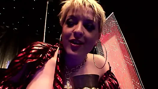 Cewek semok ini lagi asik nyepong dan ngentot kontol habis-habisan sampai mengerang keenakan