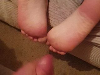 Cum on her soft soles